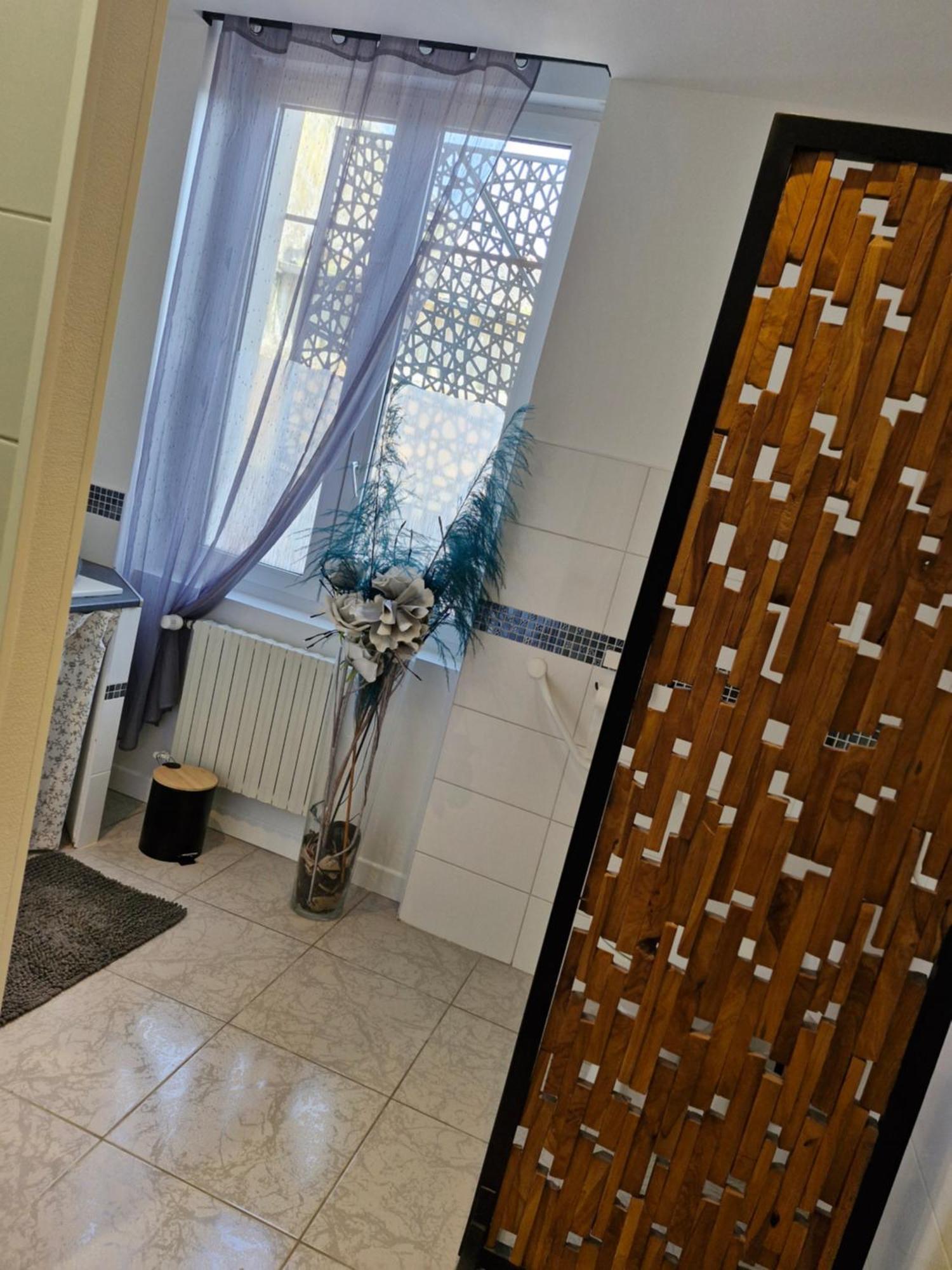 Hotel Le 6 3 Home Port En Bessin 외부 사진